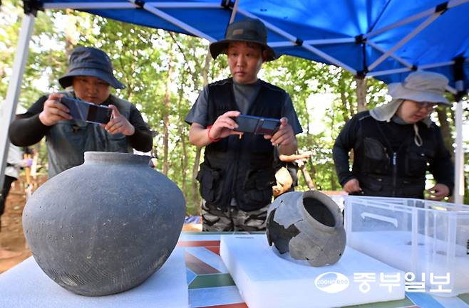28일 오전 용인시 보라산에서 용인시와 (재)한국문화유산연구원이 함께 진행 중인 보라산 백제고분군 긴급발굴조사 현장이 시민들에게 공개돼 현장을 찾은 시민들이 발굴된 유물과 발굴현장을 둘러보고 있다. 보라산 백제고분군은 백제 전기 한성기에 조성된 무덤으로, 지난 2021년 단독주택 건설 과정에서 처음 발견됐다. 시와 연구원은 이후 정밀 지표조사를 통해 총 32기의 고분을 확인했으며, 이 가운데 훼손 위기에 놓인 2기에 대해 지난 7월부터 긴급 발굴에 착수했다. 김경민기자