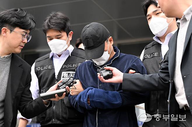부모와 처자식 등 일가족 5명을 살해해 살인 및 존속살인 혐의로 구속영장이 청구된 50대 가장 A씨가 지난 4월 17일 오후 구속 전 피의자 심문(영장실질심사)에 출석하기 위해 용인동부경찰서 유치장에서 나오고 있다. 노민규기자