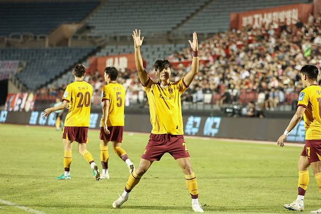 지난 27일 부천종합운동장에서 열린 코리아컵 준결승 2차전 부천FC1995와의 경기에서 0-1로 뒤진 후반 11분 동점 헤더골을 터뜨린 조성권이 세리머니를 하고 있다.  <광주FC 제공>