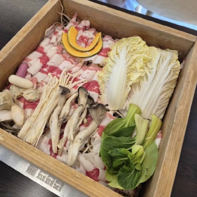 광주 서구 풍암동 마재우체국 사거리 부근의 '편편집'은 편백찜과 샤브샤브, 월남쌈을 한 자리에서 무제한으로 즐길 수 있는 식당으로, 최근 젊은 손님뿐 아니라 가족 단위, 직장 모임까지 발길이 잦다는 후문이다. /임지섭 기자 ljs@namdonews.com