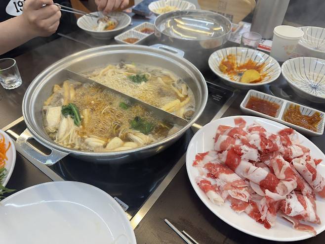 '편편집' 샤브샤브가 해물, 스키야키 맛 육수 속에서 팔팔 끓여지고 있다./임지섭 기자 ljs@namdonews.com