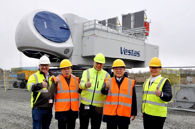 유럽을 순방중인 김영록 전남지사 일행이 지난해 4월 덴마크 베스타스 린도 터빈공장을 방문, 시설 현황을 청취한 뒤 현지 관계자들과 기념촬영을 하고 있다/전라남도 제공