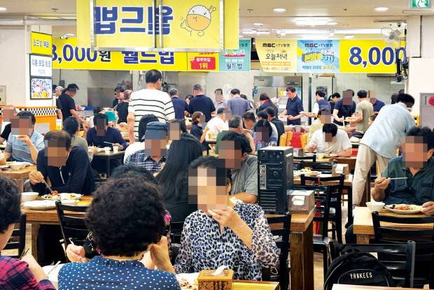 광주시 서구 한식뷔페 식당에 점심식사를 하기 위한 손님들로 북새통을 이루고 있다.