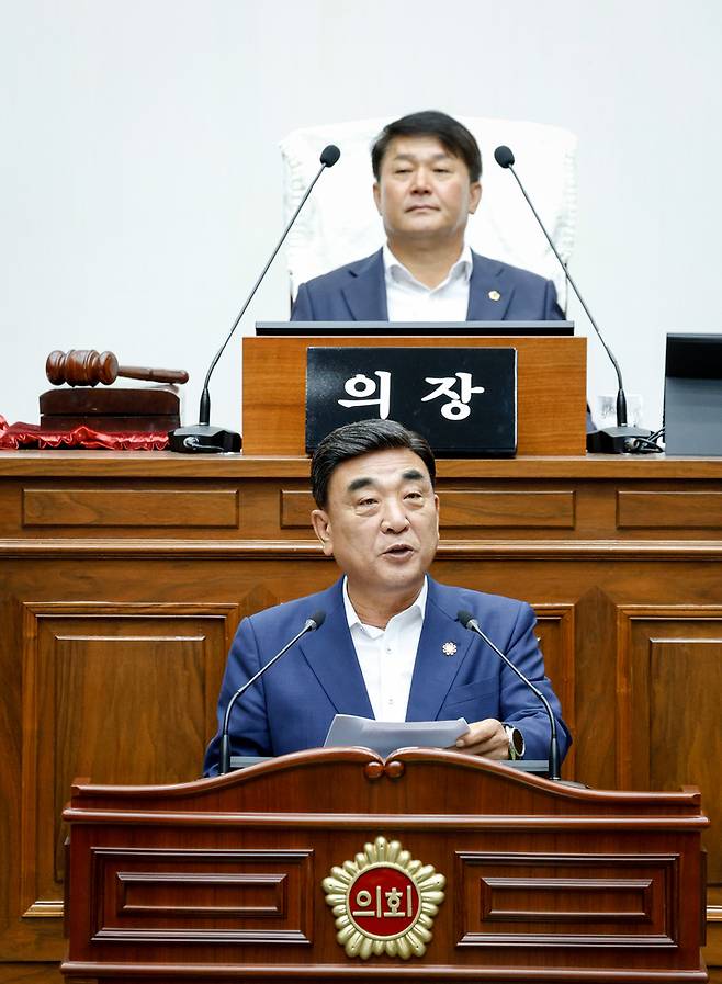 김두겸 울산시장이 28일 제259회 임시회 1차 본회의에서 2025년도 제2회 추가경정예산안 제출에 따른 제안설명을 하고 있다. 이수화 기자&nbsp;