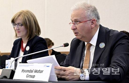 ▲ 현대차그룹이 부산에서 열린 '에너지장관회의'(CEM16)에 참가해 수소 생태계 구축 필요성을 강조하고, 수소 중심 에너지·산업전환 방향을 제시했다. 켄 라미레즈 현대차 HMG에너지&수소사업본부 부사장이 발언하고 있다. 현대차 제공