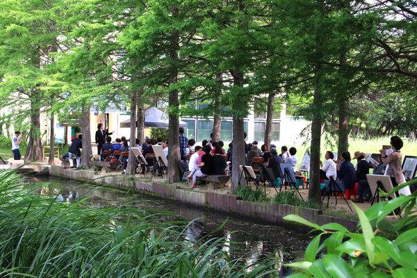 우포시조문학관 나무 그늘에서 진행된 '현대시조와 생태환경' 학술세미나. /이서후 기자