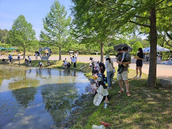 ㈔창녕우포늪생태관광협회 생태체험 프로그램 참가자들이 우포생태체험장에서 생태 탐방을 하고 있다. /창녕우포늪생태관광협회