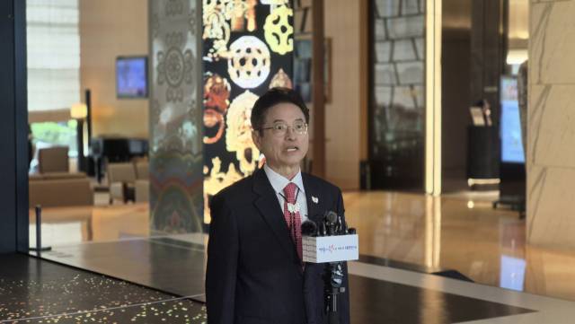 이철우 경북도지사가 27일 경북 경주에서 열린 APEC 문화산업고위급대화가 열린 행사장에서 기자들과 만난 인터뷰를 하고 있다. 김진만 기자