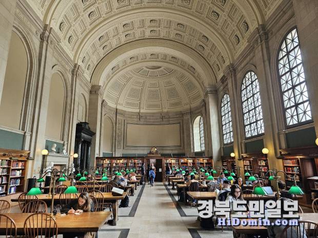 보스턴 공공도서관 내부.
