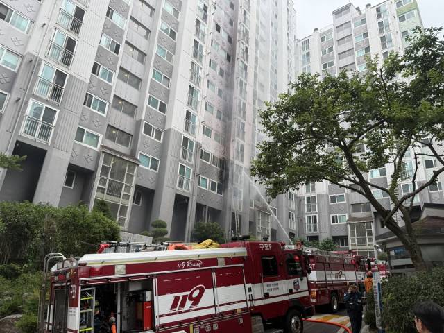 지난달 13일 부산 북구 아파트 화재로 80대 모친과 50대 아들이 숨진 사고 관련으로 전기스쿠터 배터리 팩이 화재 원인으로 밝혀졌다. 사진은 당시 소방 당국이 불을 끄는 모습. 부산소방재난본부 제공