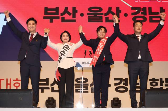 우재준(왼쪽부터), 최우성, 손수조, 박홍준 국민의힘 청년 최고위원 후보가 지난 12일 오후 부산 해운대구 벡스코 오디토리움에서 열린 국민의힘 제6차 전당대회 부산·울산·경남 합동연설회에서 인사하고 있다.. 김종진 기자 kjj1761@