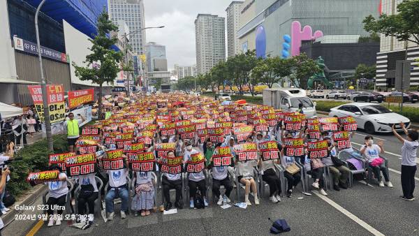 지난해 9월 28일 대구도시철도 2호선 반월당역 21번 출구 일대에서 퀴어반대단체가 집회를 진행한 모습. 대구퀴어반대대책본부 제공
