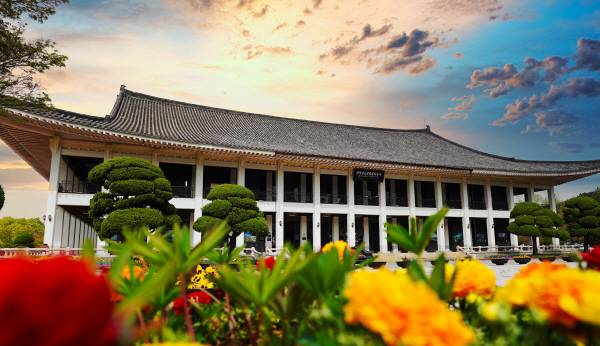 경북문화관광공사가 빅데이터 기반 2025년 2분기 경북 관광 동향을 분석한 결과 지난해 같은 기간 보다 내국인과 외국인 방문객 모두 크게 늘어난 것으로 나타났다. 사진은 공사 사옥인 육부촌 전경.