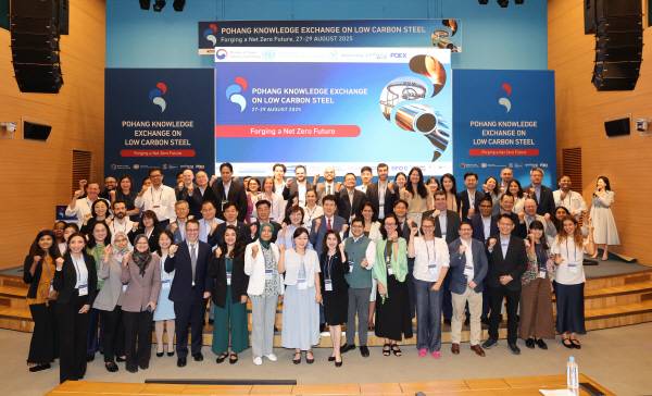 28일 부산에서 열린 유엔산업개발기구(UNIDO) 주최 '저탄소 철강 글로벌 지식교류회' 개회식 참석자들 기념사진을 찍고 있다.