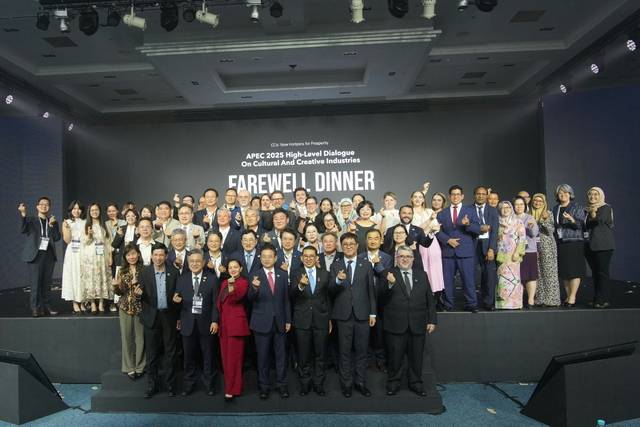 27일 저녁 경주 라한호텔에서 열린 APEC 문화산업고위급대화 환송만찬에서 참석자들이 기념촬영을 하고 있다. 경주시 제공