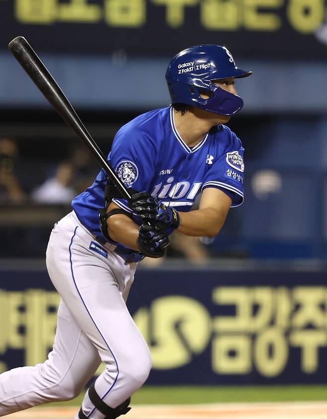 28일 오후 6시30분 서울 잠실야구장에서 열린 '2025 신한 SOL 뱅크 KBO리그' 삼성 라이온즈와 두산 베어스 경기에서 구자욱이 안타를 치고 있다. <삼성 라이온즈 제공>