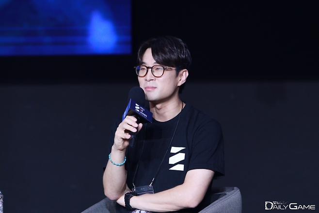 스마일게이트 김주형 사업실장은 단기 성과보다는 장기적 흥행을 위해 이용자 팬덤 확보와 소통을 중심으로 사업을 전개할 계획이라고 밝혔다.