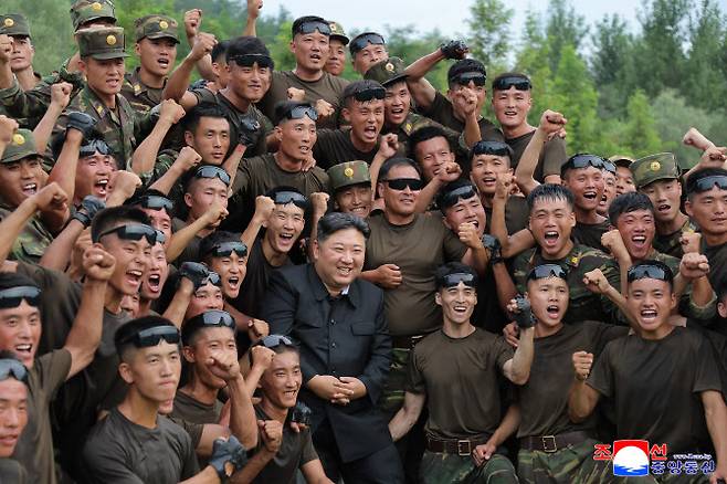 북한 김정은 국무위원장이 27일 조선인민군 총참모부 직속 특수작전 훈련기지를 방문하고 저격수구분대와 특수작전구분대 훈련실태를 요해(파악)했다고 조선중앙통신이 28일 보도했다. (사진=연합뉴스)