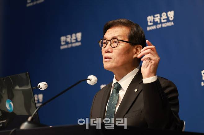 이창용 한국은행 총재가 28일 서울 중구 한은에서 열린 통화정책방향 기자간담회에서 질문에 답하고 있다. (사진= 한국은행)