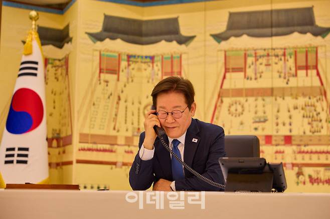 이재명 대통령이 28일 서울 한남동 관저에서 사디르 자파로프 키르기스스탄 대통령과 통화하고 있다.(사진=뉴시스)