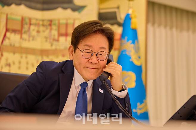 이재명 대통령이 28일 서울 한남동 관저에서 에모말리 라흐몬 타지키스탄 대통령과 통화하고 있다.(사진=뉴시스)