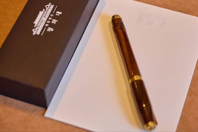 대통령실이 25일(현지시간) 공개한 한미 정상회담을 위해 이재명 대통령이 준비한 선물.(사진=연합뉴스)