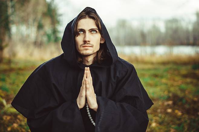 환각제의 사용을 '삶의 뜻깊은 신비체험'으로 여기는 성직자가 적지 않다. 이 때문에 미국의 일부 종교지도자는 환각제 합법화를 적극 지지하고 있다. 수도사가 숲에서 무릎을 꿇고 기도하고 있다.[사진=게티이미지뱅크]