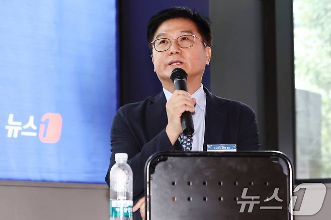 채원배 뉴스1 편집인 겸 전무이사가 26일 서울 성수 KT&G 상상플래닛에서 열린 '2025 뉴스1 K-브랜드 글로벌 캠프'에서 개회사를 하고 있다. 2025.8.26/뉴스1 ⓒ News1 김민지 기자