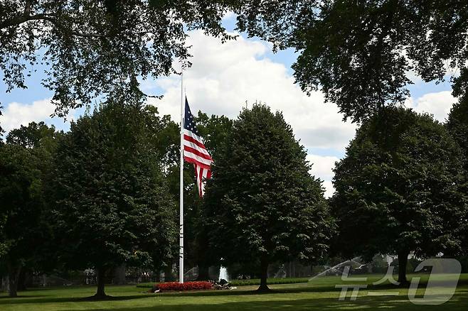 27일(현지시간) 미국 워싱턴DC에서 백악관에서 반기로 게양한 미국 국기. 도널드 트럼프 미국 대통령은 이날 미네소타주 미니애폴리스 가톨릭 성당 미사에 참석하던 학생들에게 총격을 가해 어린이 2명이 사망하고 성인 2명을 포함 17명이 부상을 입은 사건의 희생자들을 추모하기 위해 반기(半旗) 게양을 명령했다. 2025.08.27. ⓒ AFP=뉴스1 ⓒ News1 류정민 특파원