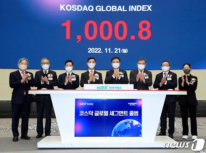 2022년 11월 21일  '코스닥 글로벌' 세그먼트 출범식에서 홍순욱 한국거래소 코스닥시장본부장(왼쪽부터)과 박순재 알테오젠 대표이사, 김장우 에코프로비엠 부사장, 장경호 코스닥협회장, 손병두 한국거래소 이사장, 김학균 한국거래소 코스닥시장위원회 위원장, 이상율 천보 대표이사, 유원정 서울반도체 상무가 기념 촬영을 하고 있다. (한국거래소 제공) 2022.11.21/뉴스1