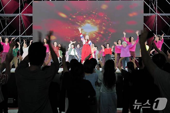 지난 17일 전주세계소리축제 피날레 '안은미컴퍼니-조상님께 바치는 댄스' 공연 모습.(전주세계소리축제 조직위 제공. 재판매 및 DB금지)/뉴스1
