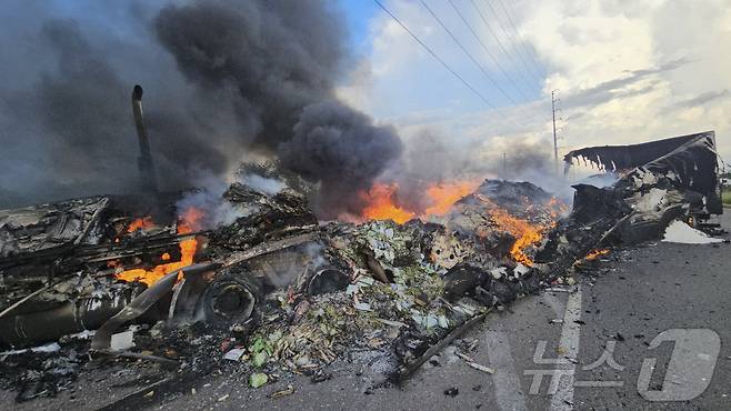 29일 시날로아 마약 카르텔과 총격전이 벌어진 멕시코 시놀로아주 쿨리아칸 인근 고속도로가 불탄 차량들과 바리케이트 등으로 전쟁터를 방불케하는 폐허로 변했다. 시날로아 카르텔은 미국 유통 마약의 65%를 제조하고 특히 좀비 마약 펜타닐의 주 공급책으로 알려져 있다. 마약과의 전쟁중인 멕시코 중앙 정부는 군 200여명을 투입, 현지 사법당국과 협력해 카르텔 소탕 작전을 전개중이다. 2024.08.30 ⓒ AFP=뉴스1