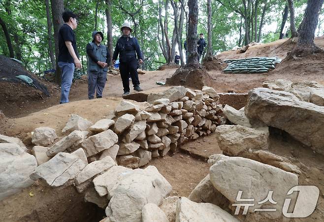 28일 경기 용인시 기흥구 보라산 백제고분군 긴급발굴조사 현장에서 시민들이 발굴 현장과 출토 유물을 살펴보고 있다. 2025.8.28/뉴스1 ⓒ News1 김영운 기자