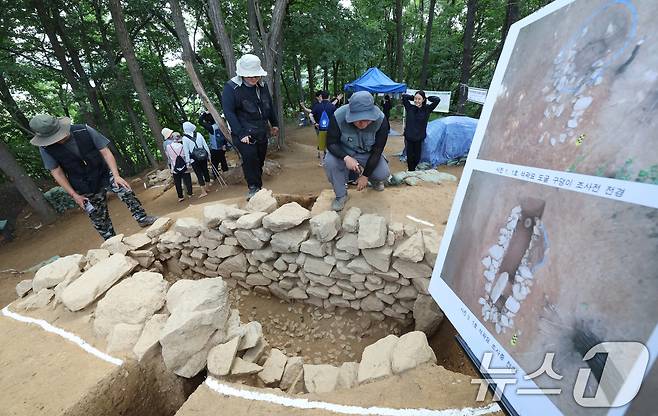 28일 경기 용인시 기흥구 보라산 백제고분군 긴급발굴조사 현장에서 시민들이 발굴 현장과 출토 유물을 살펴보고 있다.  2025.8.28/뉴스1 ⓒ News1 김영운 기자