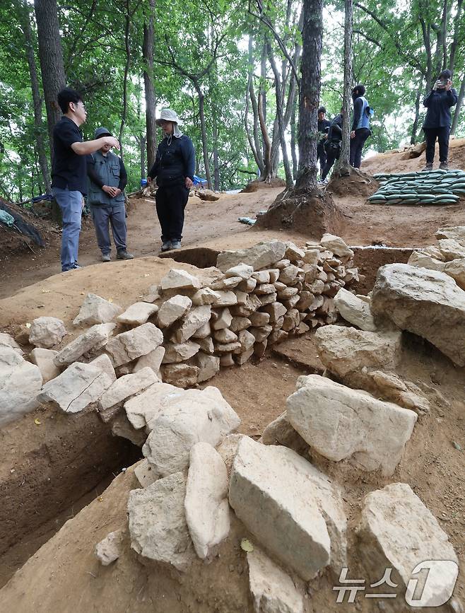 28일 경기 용인시 기흥구 보라산 백제고분군 긴급발굴조사 현장에서 시민들이 발굴 현장과 출토 유물을 살펴보고 있다.   2025.8.28/뉴스1 ⓒ News1 김영운 기자