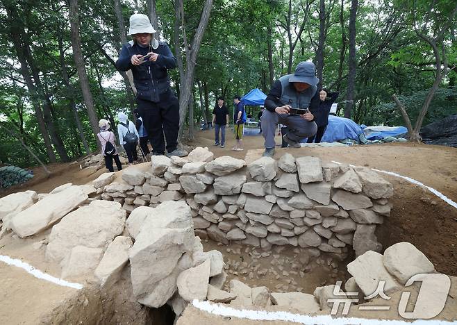 28일 경기 용인시 기흥구 보라산 백제고분군 긴급발굴조사 현장에서 시민들이 발굴 현장과 출토 유물을 살펴보고 있다. 2025.8.28/뉴스1 ⓒ News1 김영운 기자