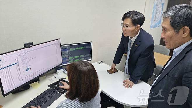구혁채 과학기술정보통신부 제1차관이 21일 경기도 고양시 일산서구 한국건설기술연구원 본원을 방문, 도심 호우 예측 및 피해 저감을 위한 연구개발(R&D) 현황을 점검하고 있다. (과학기술정보통신부 제공. 재판매 및 DB 금지) 2025.7.21/뉴스1