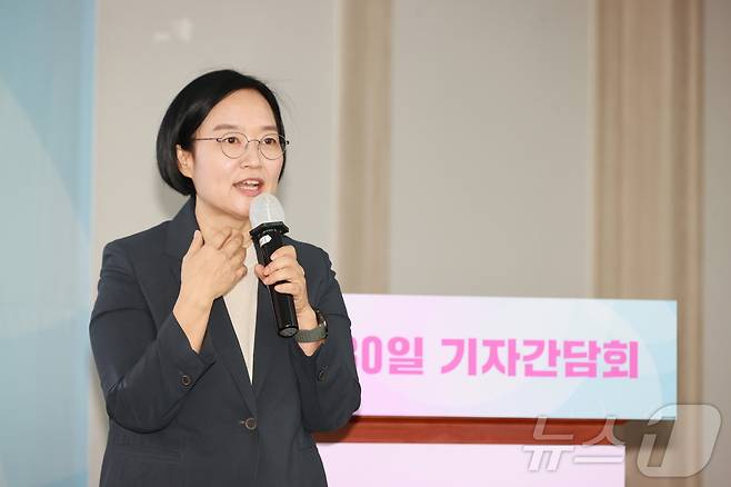 한성숙 중소벤처기업부 장관이 28일 서울 영등포구 중소기업중앙회에서 취임 30일 기자간담회를 하고 있다. (중기부 제공)