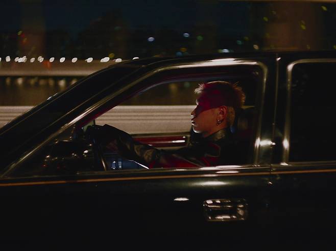 크러쉬 '업 올 나이트' 뮤직비디오 갈무리