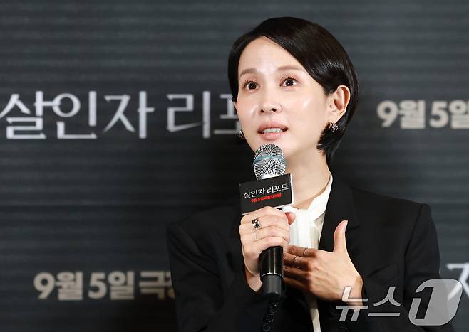 배우 조여정이 28일 서울 용산구 CGV용산아이파크몰에서 열린 영화 '살인자 리포트‘(감독 조영준) 언론시사회 및 기자간담회에 참석해 취재진 질문에 답하고 있다. '살인자 리포트'는 특종에 목마른 베테랑 기자 선주(조여정 분)에게 정신과 의사 영훈(정성일 분)이 연쇄살인을 고백하는 인터뷰를 요청하면서 벌어지는 이야기를 담은 작품이다. 2025.8.28/뉴스1 ⓒ News1 권현진 기자