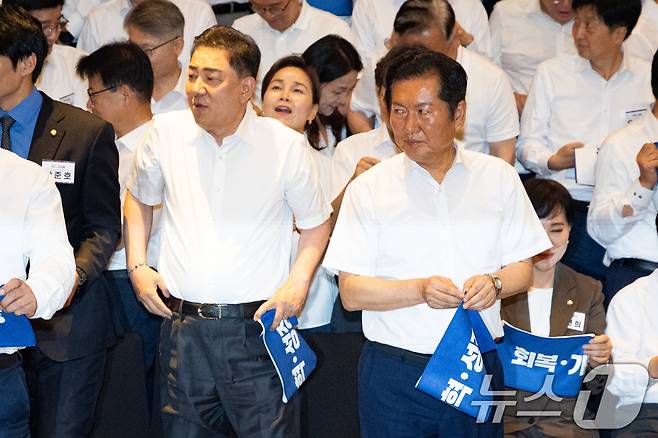 정청래 더불어민주당 대표와 김병기 원내대표를 비롯한 의원들이 28일 인천 중구 파라다이스시티 컨벤션센터에서 열린 2025 정기국회 더불어민주당 국회의원 워크숍에서 기념 촬영을 마친 후 이동하고 있다. 2025.8.28/뉴스1 ⓒ News1 유승관 기자
