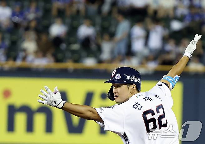 28일 오후 서울 송파구 잠실야구장에서 열린 프로야구 '2025 신한 SOL뱅크 KBO 리그' 삼성 라이온즈와 두산 베어스의 경기 10회말 2사 주자 1,2루 상황 끝내기 2루타를 친 두산 안재석이 승리를 직감한 듯 두 팔을 들어 보이고 있다. 2025.8.28/뉴스1 ⓒ News1 박정호 기자