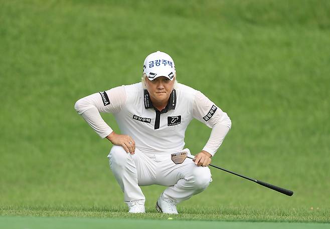 허인회가 28일 강남300CC에서 열린 KPGA투어 동아회원권그룹 오픈에서 심각한 표정으로 그린을 읽고 있다. 사진 | KPGA