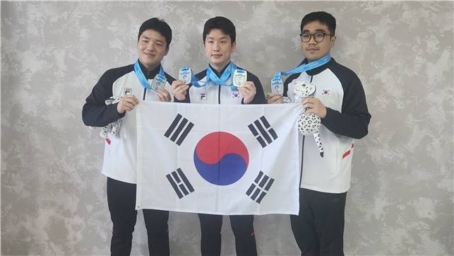 16회 아시아사격선수권대회 25m 속사권총 남자 일반부 단체전에서 금메달을 차지한 윤서영-이재균-홍석진(왼쪽부터). 사진 | 대한사격연맹