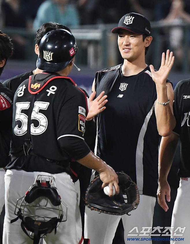 27일 부산 사직구장에서 열린 KT-롯데전. KT가 7대2로 승리했다. 승리 투수 고영표가 강현우 포수와 하이파이브하고 있다. 부산=정재근 기자 cjg@sportschosun.com/2025.8.27/