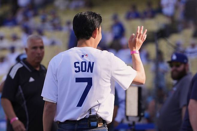 Los Angeles FC soccer player Son Heung-min waves to fans during batting practice for the Los Angeles Dodgers before the Dodgers host the Cincinnati Reds in a baseball game Wednesday, Aug. 27, 2025, in Los Angeles. (AP Photo/Mark J. Terrill)







<저작권자(c) 연합뉴스, 무단 전재-재배포, AI 학습 및 활용 금지>