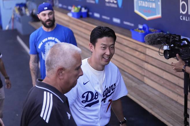 Los Angeles FC soccer player Son Heung-min talks with members of the Los Angeles Dodgers before the Dodgers host the Cincinnati Reds in a baseball game Wednesday, Aug. 27, 2025, in Los Angeles. (AP Photo/Mark J. Terrill)







<저작권자(c) 연합뉴스, 무단 전재-재배포, AI 학습 및 활용 금지>