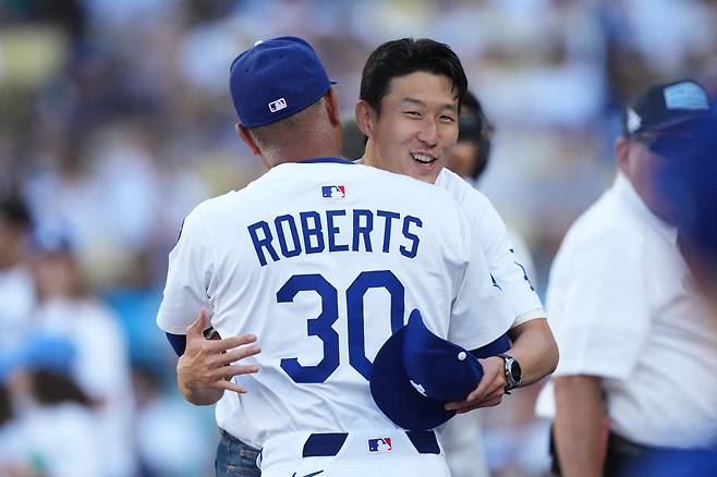 손흥민이 시구 후 데이브 로버츠 감독과 포옹하고 있다. Imagn Images연합뉴스