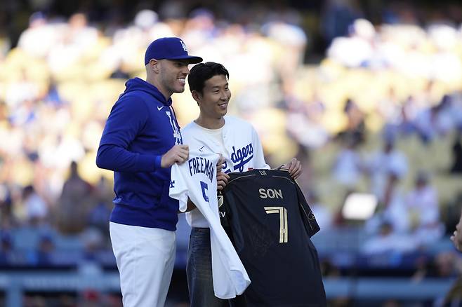 손흥민과 프레디 프리먼이 각자의 배번이 적힌 저지를 교환한 뒤 포즈를 취하고 있다. AP연합뉴스