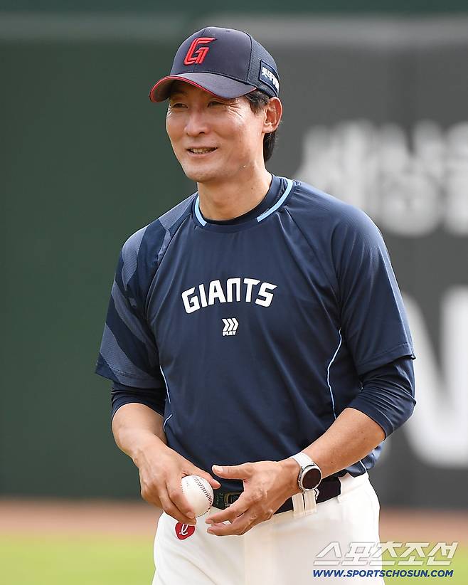 28일 부산 사직구장에서 열리는 KT-롯데전을 앞두고 김현욱 코치가 1군 불펜코치로 올라와 선수들을 지도하고 있다. 부산=정재근 기자 cjg@sportschosun.com/2025.8.28/